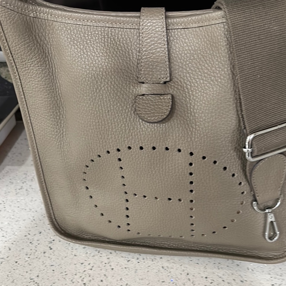 Elegant Taupe Leather Shoulder Bag